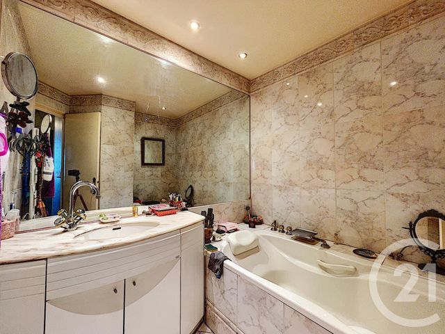 Afficher la photo en grand Appartement F4 à vendre - 4 pièces - 86.74 m2 - MARSEILLE - 13008 - PROVENCE-ALPES-COTE-D-AZUR - Century 21 Can Transactions