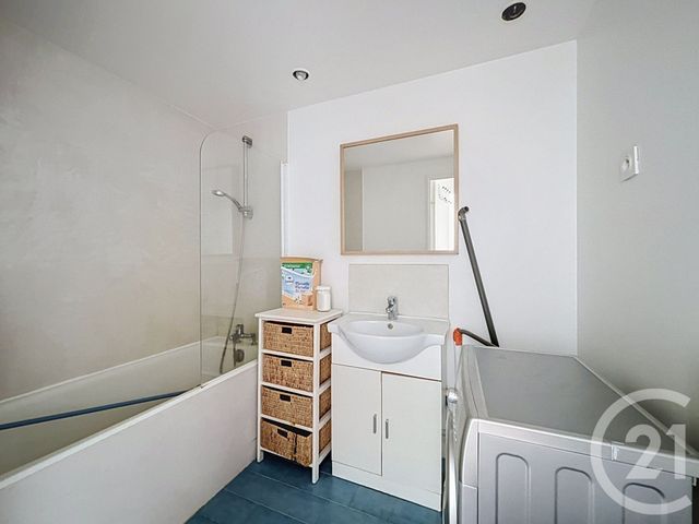 Appartement à louer - 2 pièces - 40.8 m2 - MARSEILLE - 13007 - PROVENCE-ALPES-COTE-D-AZUR - Century 21 Can Transactions
